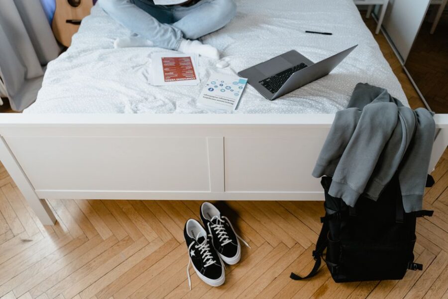 Student in een kamer met persoonlijke bezittingen