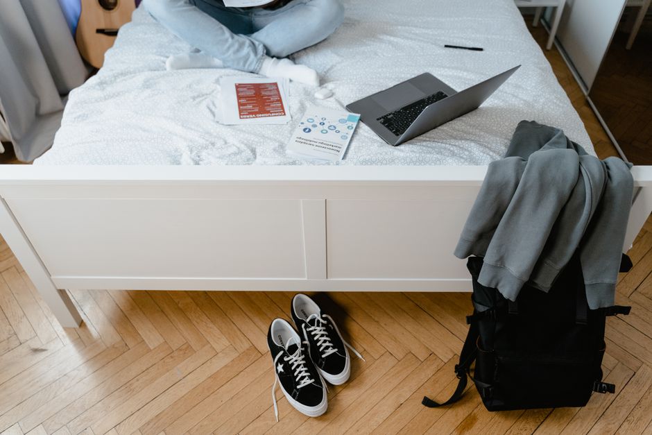 Student in een kamer met persoonlijke bezittingen