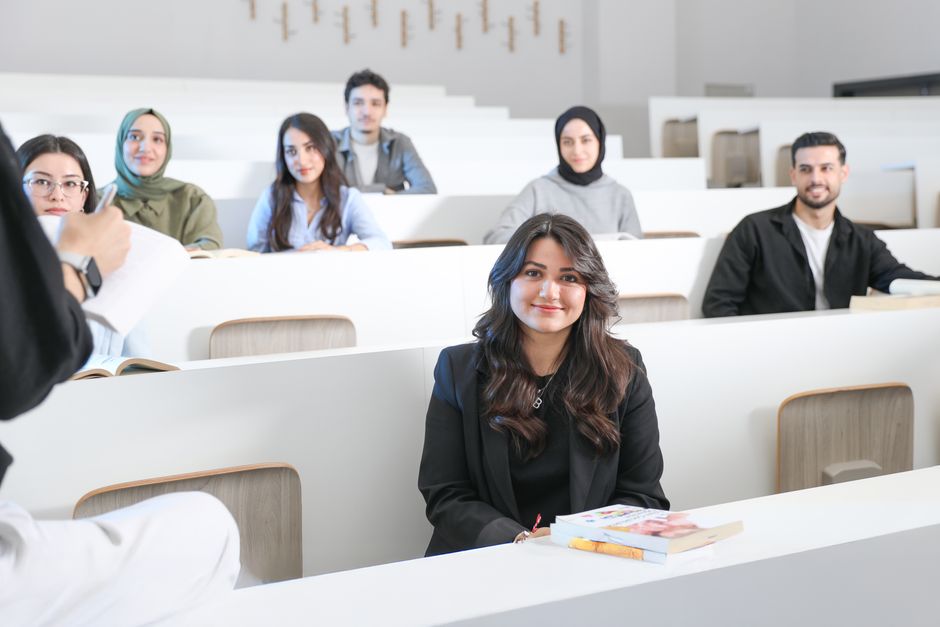 Student die studeert met aansprakelijkheidsverzekering in gedachten