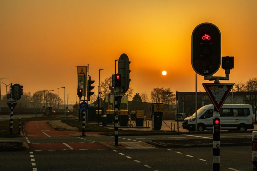 Verkeerssituatie met verkeersborden