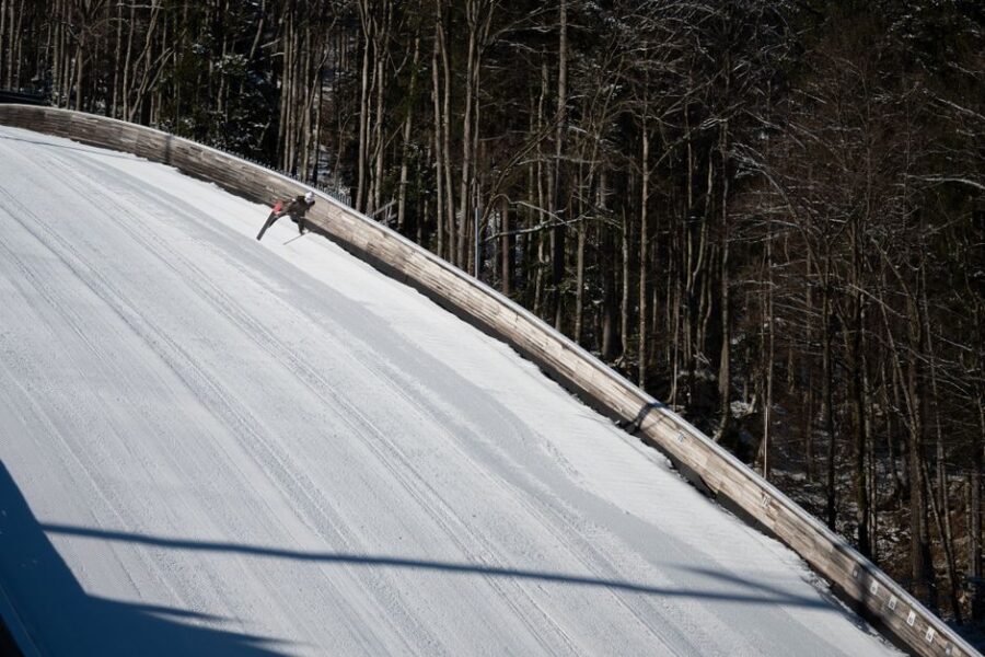 Wintersporter genietend op de pistes