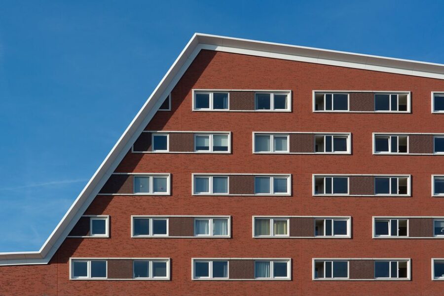 Student in haar kamer met laptop en boeken