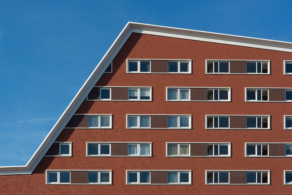 Student in haar kamer met laptop en boeken